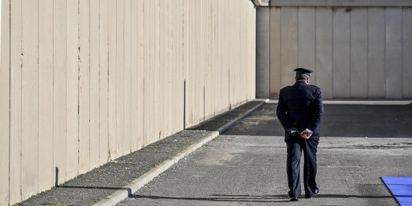 La fuga dei Poliziotti dalle carceri - Articolo de La Stampa